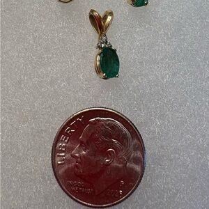 Elegant 14 k Gold and Emerald Pendant and Stud Earrings